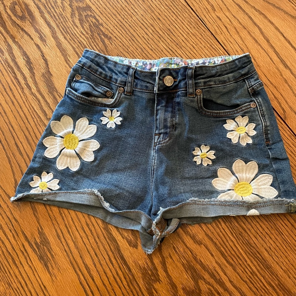 Boden Blue Denim Daisy Patch Shorts